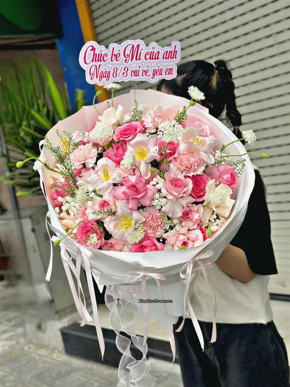 bó tròn hoa tone hồng mix cẩm chướng và tulip hồng tạo cảm giá sang trọng, dễ thương